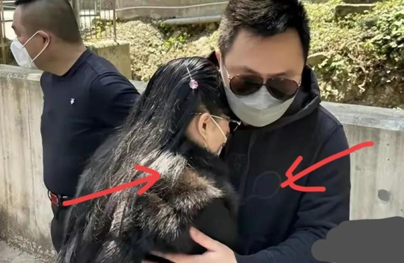 蔡天凤老公和岳母多张亲密合照流出,手放胸口亲吻,相处无边界感