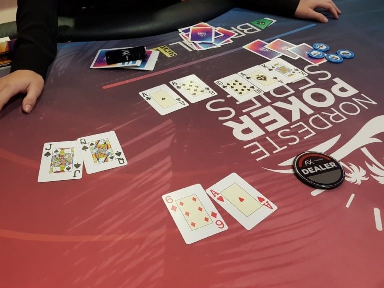 【EV扑克】教学:用QJs加注后碰上3-bet,不可以call的情况只有一种