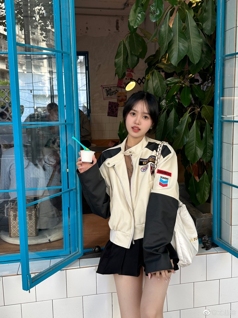 Gala女友尤里绘晒照:超短裙凸显白皙长腿 手拿雪糕格外动人