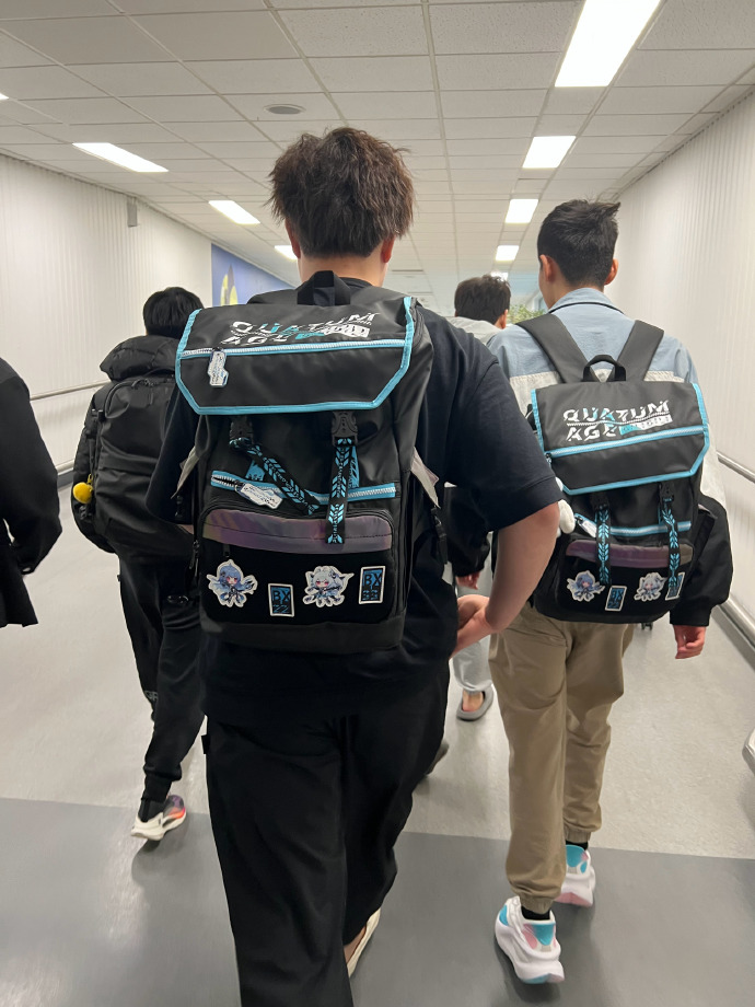 BLG更新旅途趣事:膏想用ON自拍当头像 Bin答飞机厕所难题