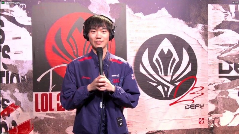 赛后群访knight:在TES待了很久没来过MSI 所以亮了TES的队标