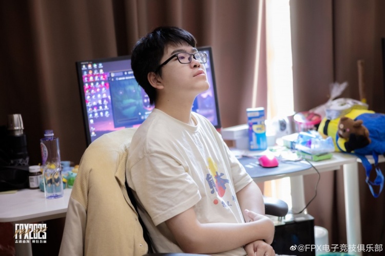 FPX晒照:期待夏天与大家相会的会是更强的小凤凰