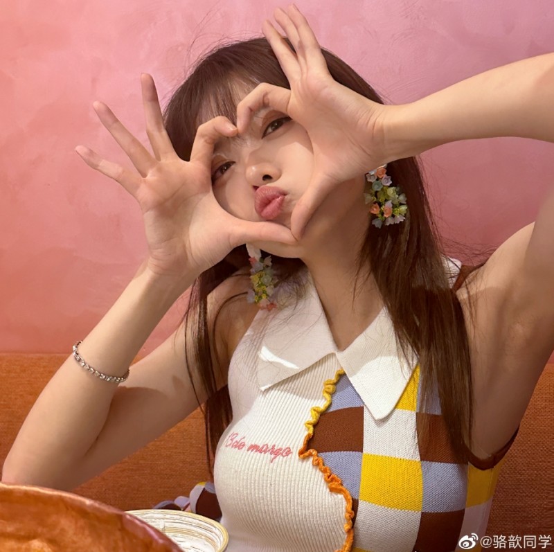 LPL女主持人骆歆晒照:双拼上衣,可爱比心?