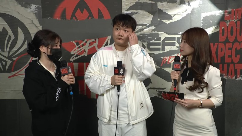 Yagao：我觉得前两局我们在中后期团战发挥不是很好 没有很集中