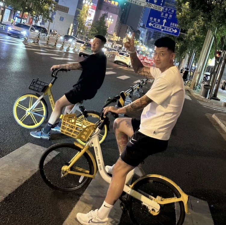 国门与国门!刘殿座晒与王大雷合影:陪伴,亚冠好运