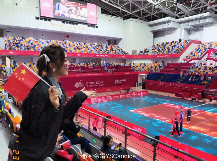 余霜现场看中国女排晋级决赛:3-0拿下太爽啦!观赛体验拉满