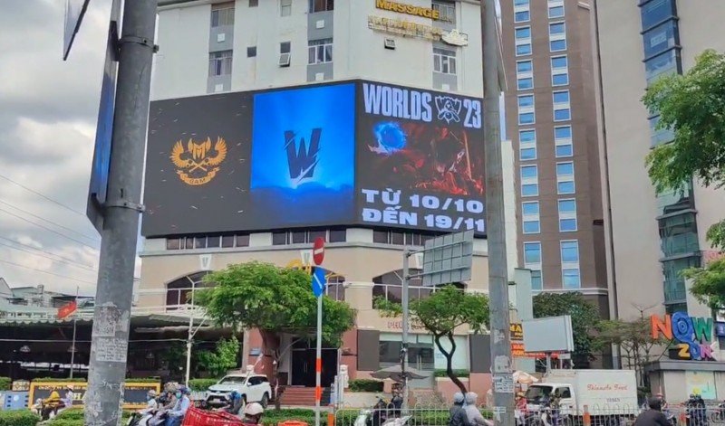 越南胡志明市广告牌海报为两支代表队加油,两队都要打入围赛