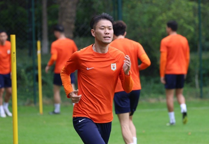 山东泰山队继续保持着高强度训练,在教练组安排下进行一天两练