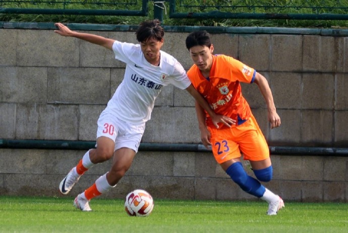 山东泰山U21队与U19队进行教学比赛，双方2-2战平