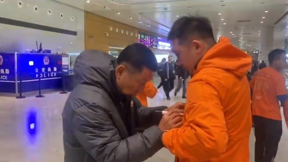 记者:泰山队抵达长春备战中超联赛,崔康熙认真为球迷签名
