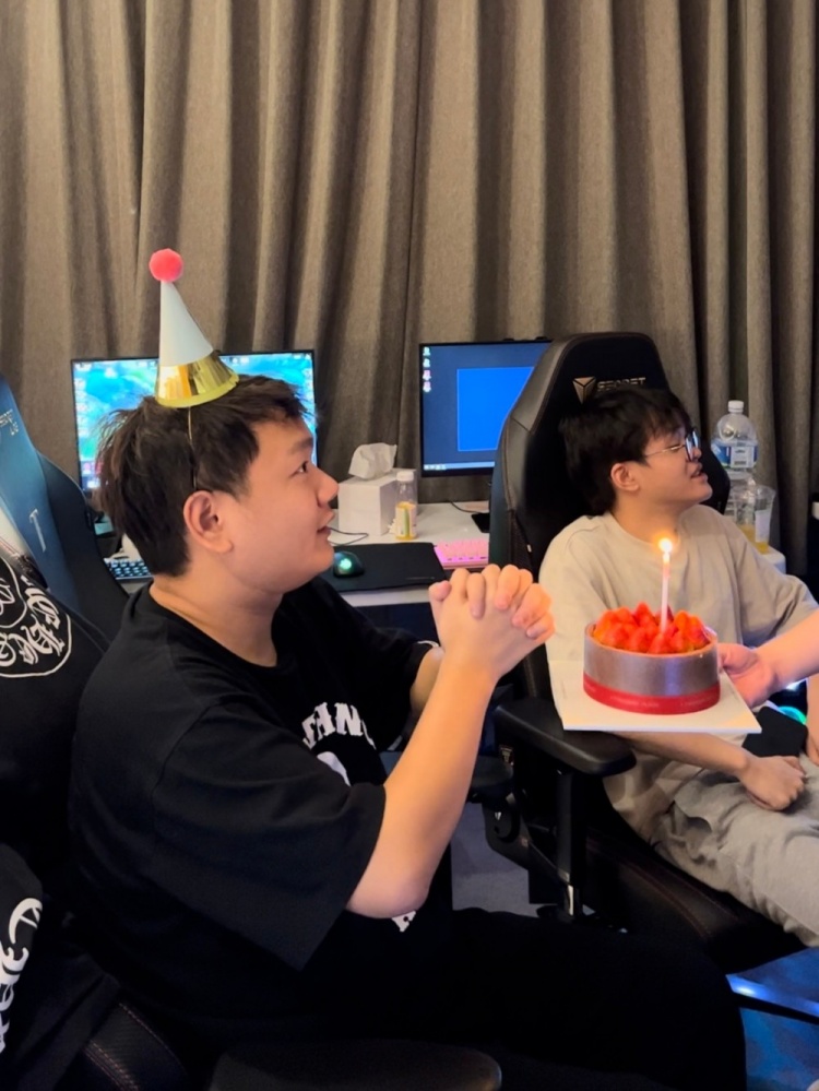 BLG官方分享Yagao生日返图:祝25岁的曾奇所有愿望都实现喵?