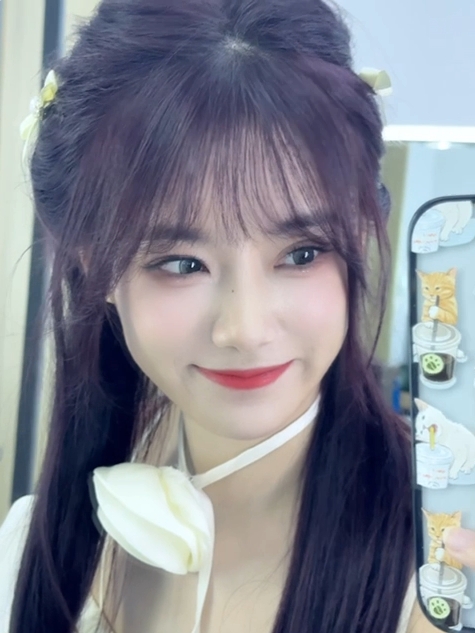 主持小钰晒照:芜湖,今天就是完美的一天!妆妆也很喜欢勒