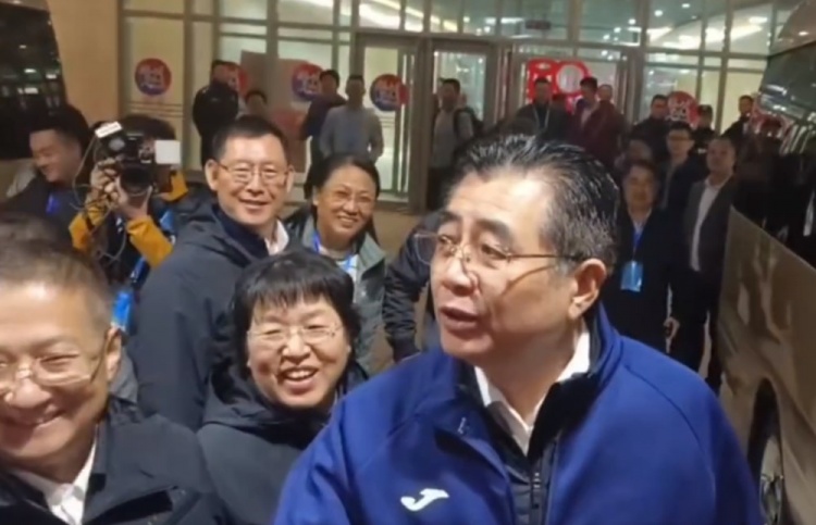 宋凯与山东球迷互动:我也是鲁能球迷,但现在代表的是中国足协