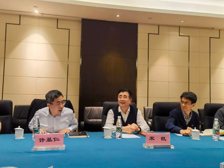宋凯听取恒大足校、泰山青训高层建议,会议强调青训抓技术和传控