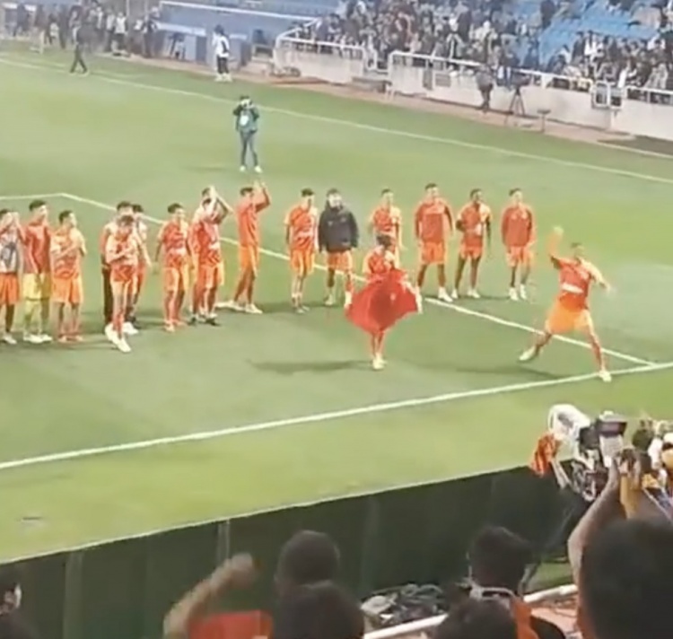 真的提气!费莱尼赛后在仁川联主场上演挥拳三连击庆祝