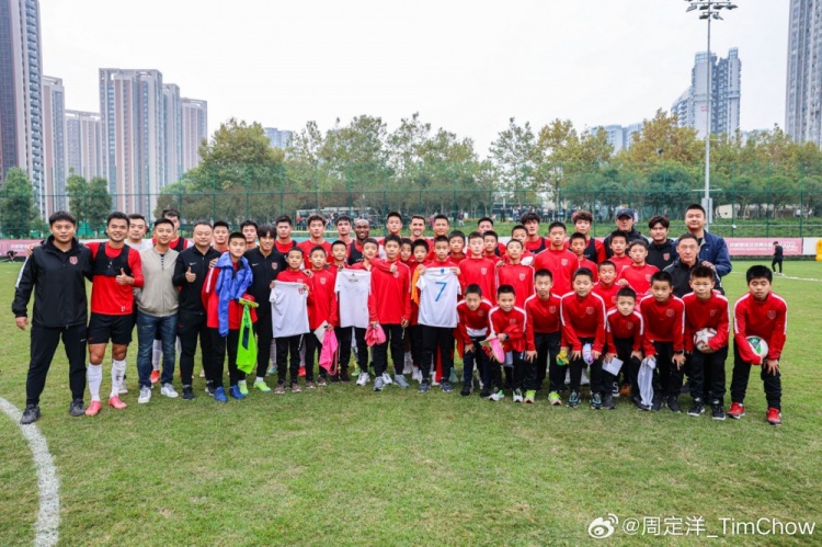 蓉城一线队球员指导青训小球员训练,周定洋:他们是成都的未来