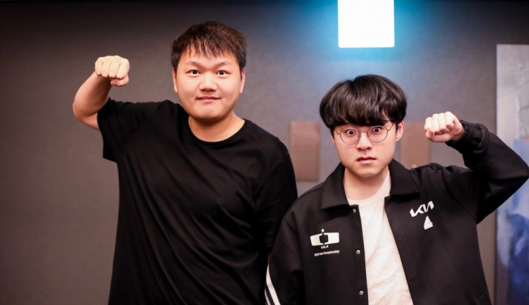 一起打拳!BLG分享Yagao与ShowMaker互换队服照:中单社交