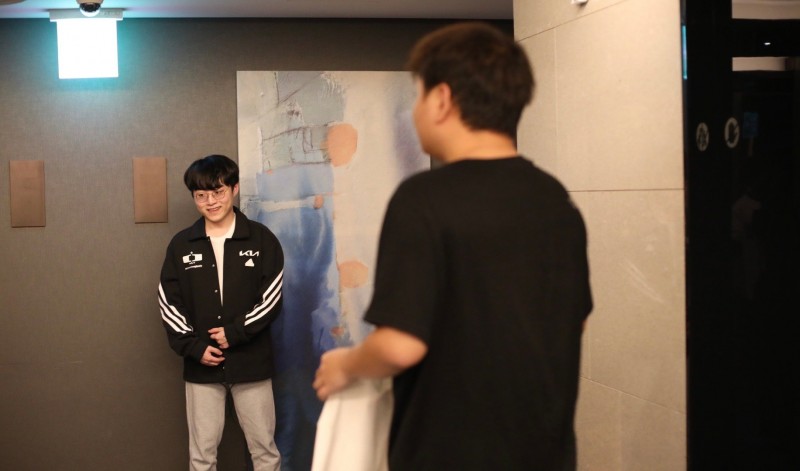 BLG分享Yagao与ShowMaker互换队服花絮:不知所措的尴尬两人