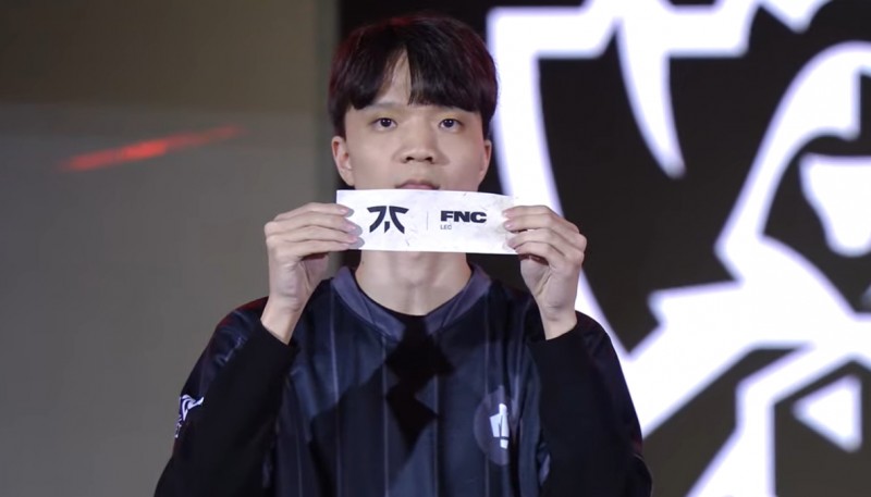 蜻蜓队长!建议出门配保镖!吧友们如何评价抽签小哥的表现?