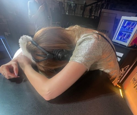 笑的只有LPL观众？Sojkz得知两场中欧对决 道心破碎趴在桌子上