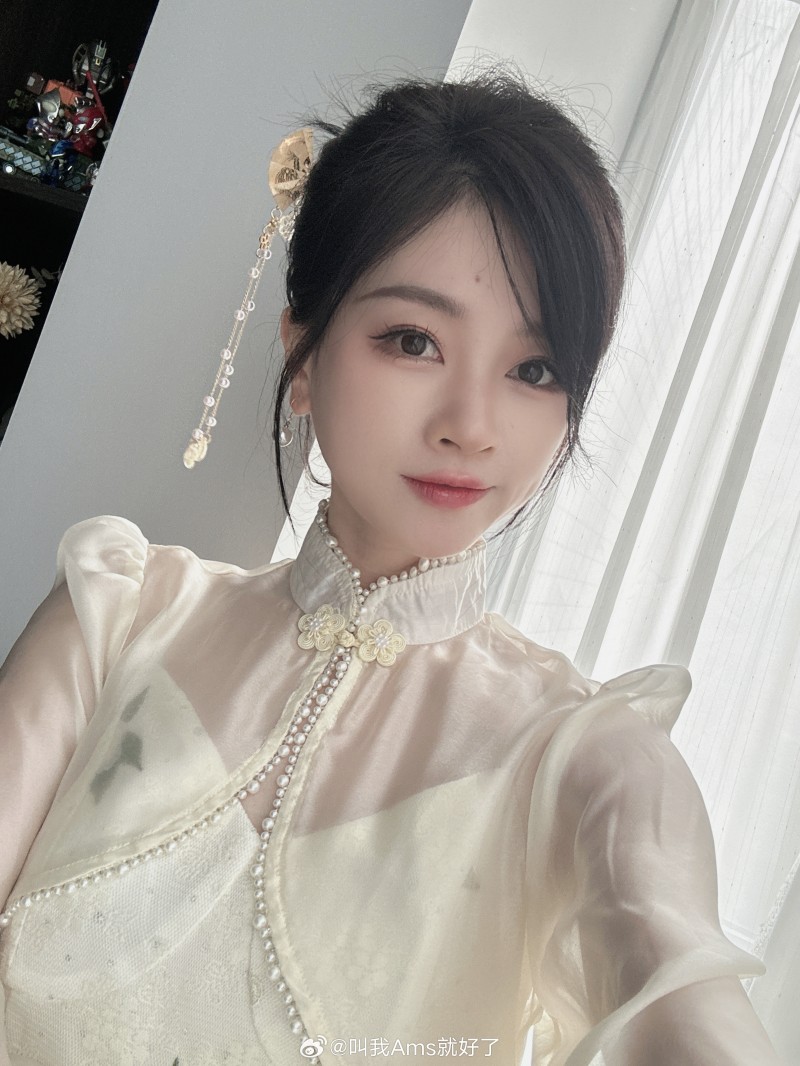 DOTA2解说Ams晒照:希望中国队加油!!!今天还是前两场分析台