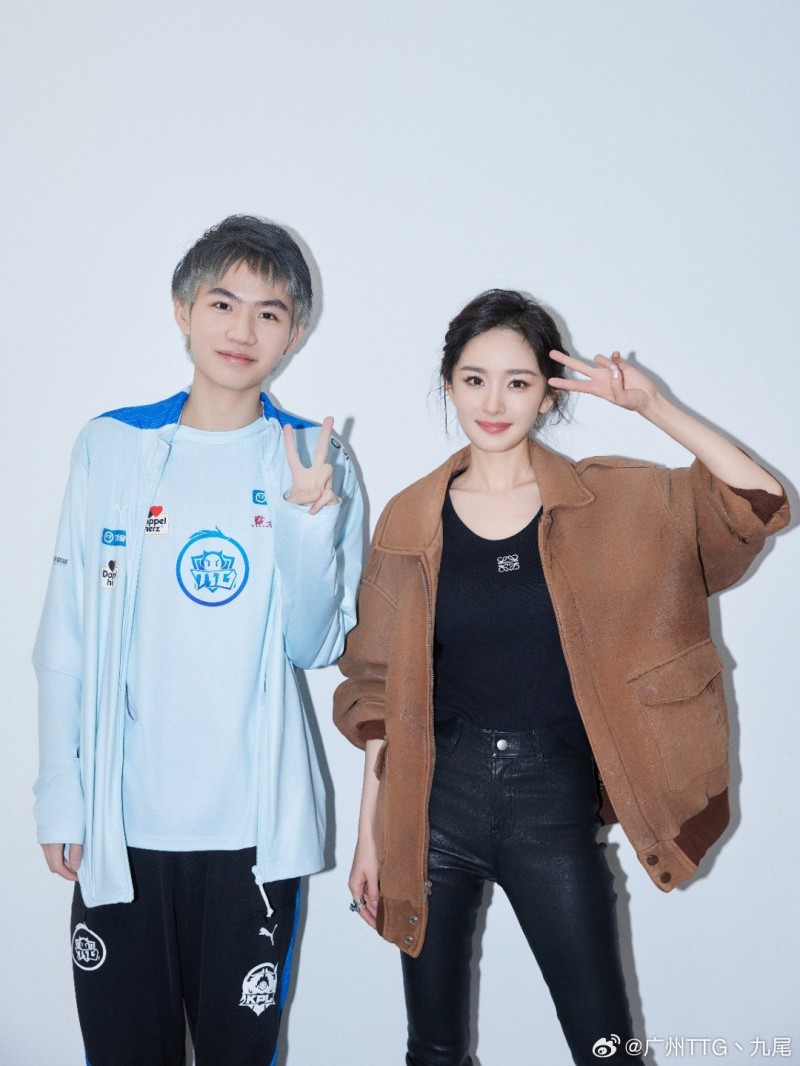TTG九尾分享和杨幂合照:狐狸兄妹? 