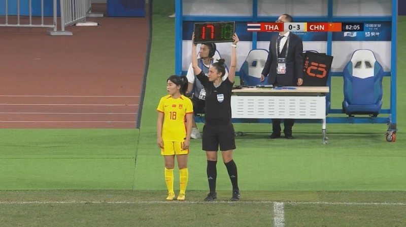 第82分钟,沈梦露换下闫锦锦,迎来中国女足首秀