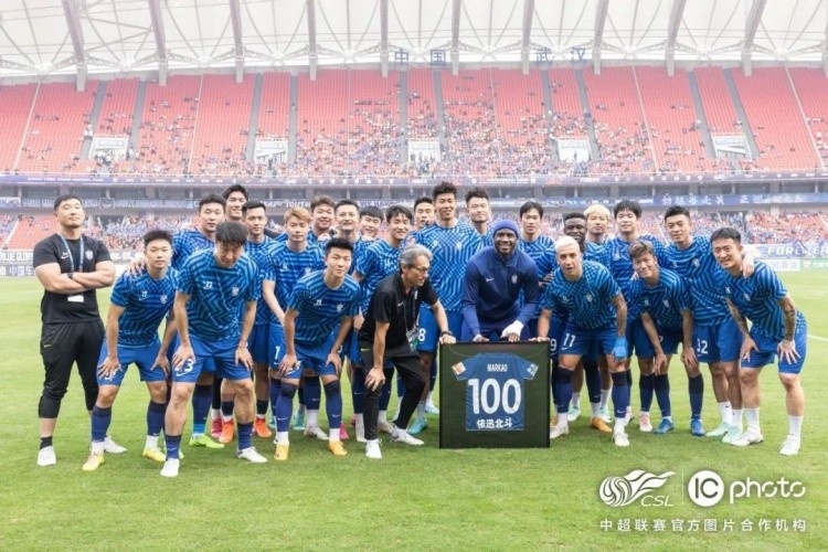 马尔康领取中国职业足球赛事100场纪念球衣,目前已打入65球