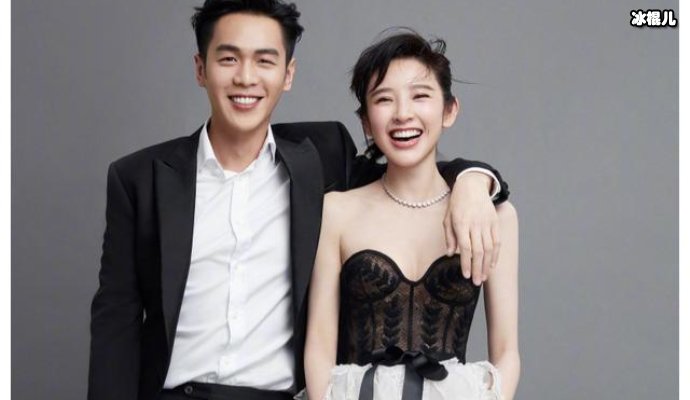 唐艺昕童年很乐观，从小就爱笑与闺蜜拍照要站C位