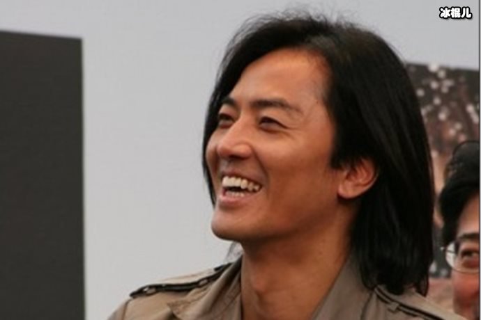 郑伊健与妻子外出聚餐牵手漫步宛如初恋,蒙嘉慧被宠出幸福胖