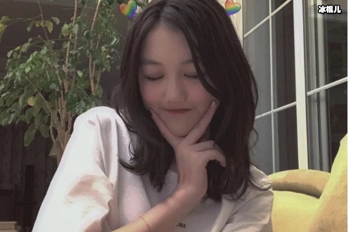 李嫣现身公益活动，与李亚鹏父女合影看似亲切实则满是距离感？