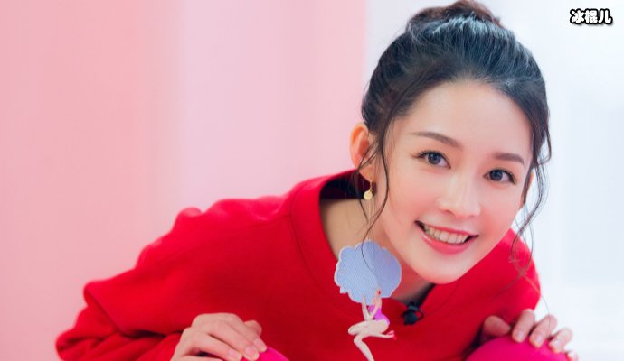李沁与迪丽热巴参加活动相谈甚欢，两人相遇如老朋友