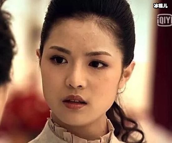 钟楚曦化身时尚潮人上演教科书式的穿搭,豹纹元素仍旧是热浪