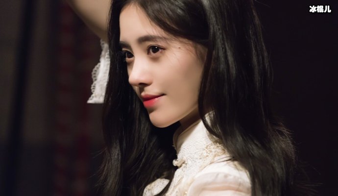 鞠婧祎人设再翻车黑色连衣裙暴露其缺点，其实因为抹粉才白