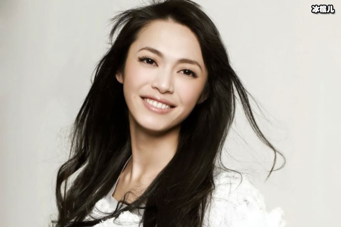姚晨一身碎花裙现身机场,少女气息蓬勃十分甜美清爽