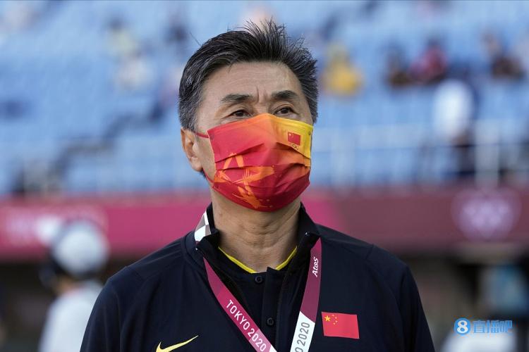 媒体人:想想两年前大家力捧水指导,狂踩贾指导,现在可笑不?