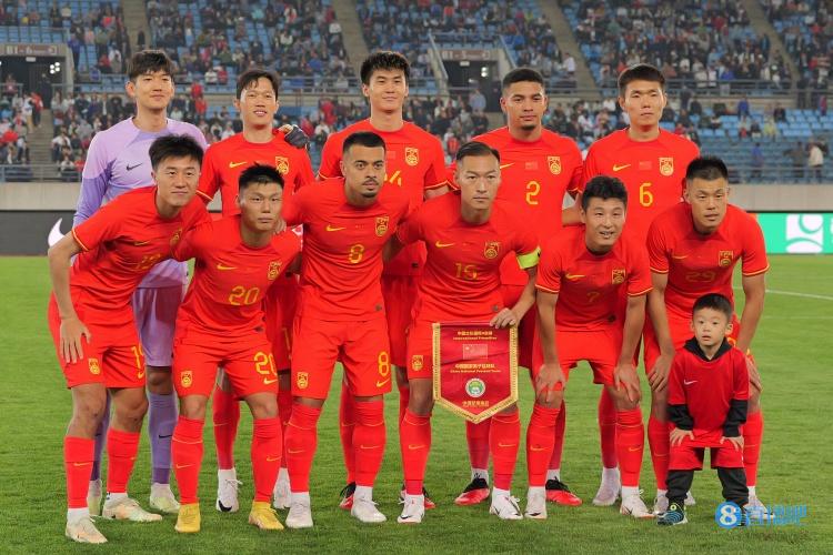记者:国足战乌兹别克斯坦检验抗压能力,对手完全欧化全场高压