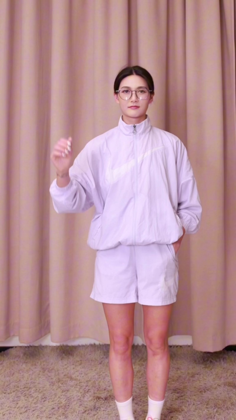 人美球还踢得好！杨莉娜社媒晒变装视频：二选一
