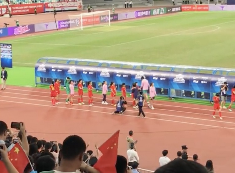 送上安慰还是在告别?水庆霞与中国女足队员一一拥抱