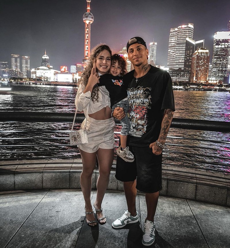 打卡上海滩,克雷桑晒一家三口合影:浪奔,浪流