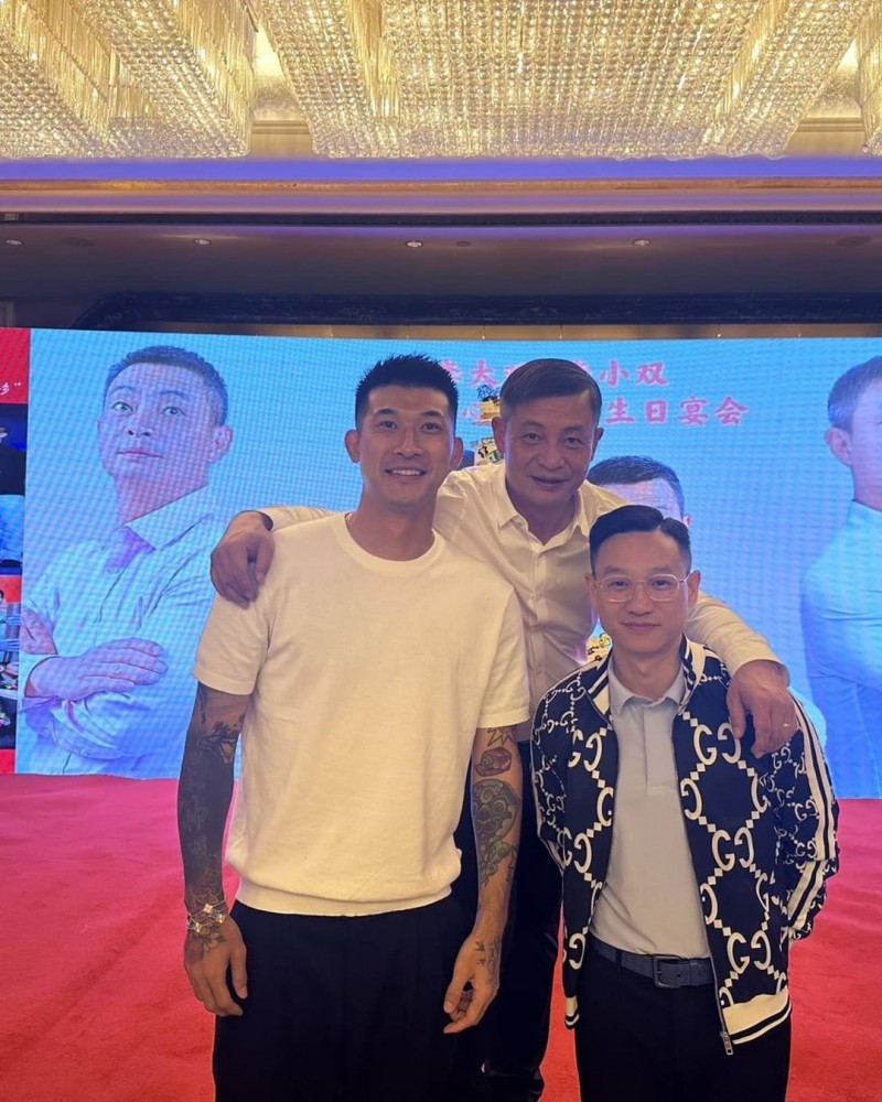 刘殿座参加体操名宿李大双、李小双生日宴,合影杨威
