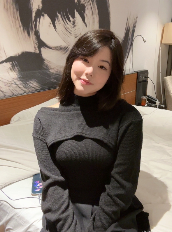 Mayumi深夜晒照:黑色毛衣虽严严实实 身体曲线却是清清楚楚