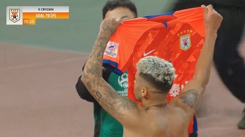 泰山3-0领先仁川联!李海龙造点,克雷桑点射+晒球衣庆祝