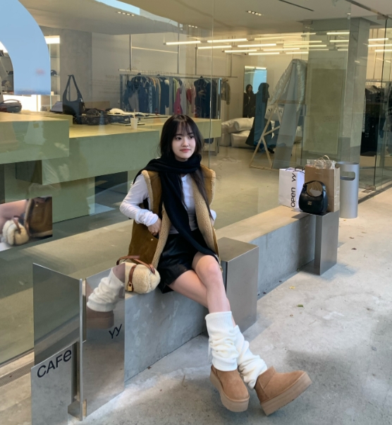 JackeyLove女友五五晒照:天虽冷 也无妨短裤出行~