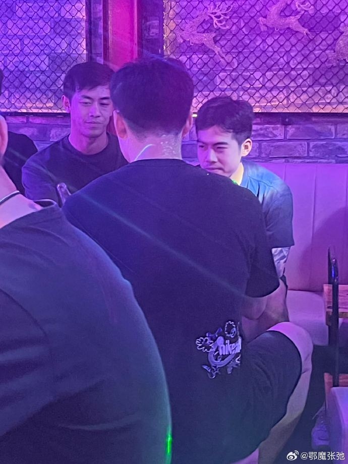 ?球迷协会会长怒斥邓涵文不仅训练早退,当晚还被球迷偶遇喝酒