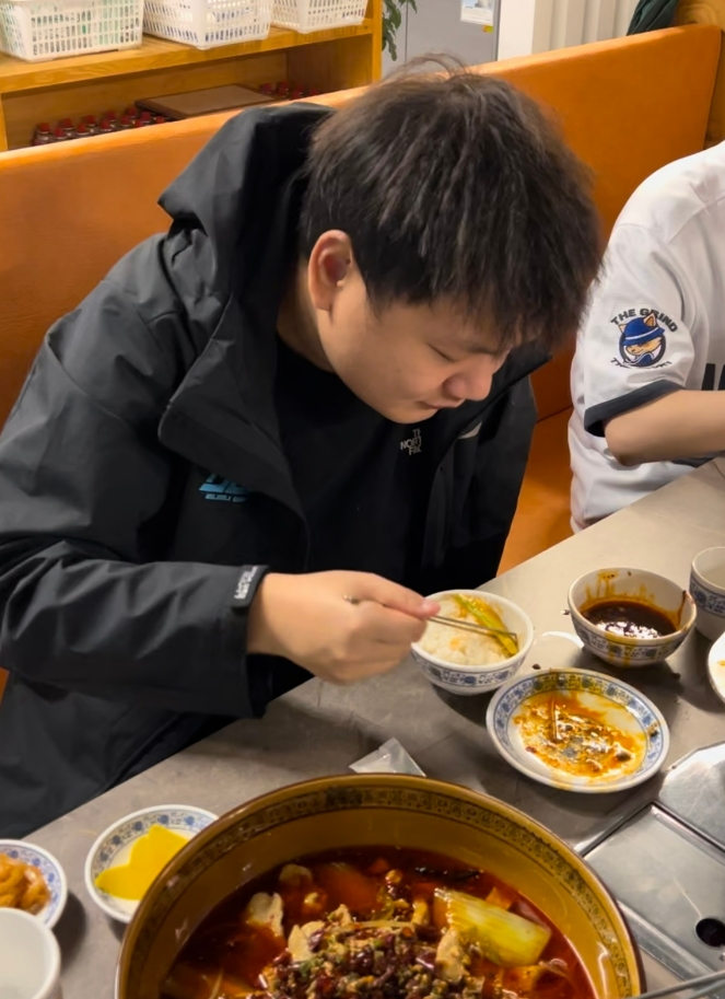 BLG场下二三事:膏膏减肥毅力维持五分钟 水煮肉片瞬间引起馋虫