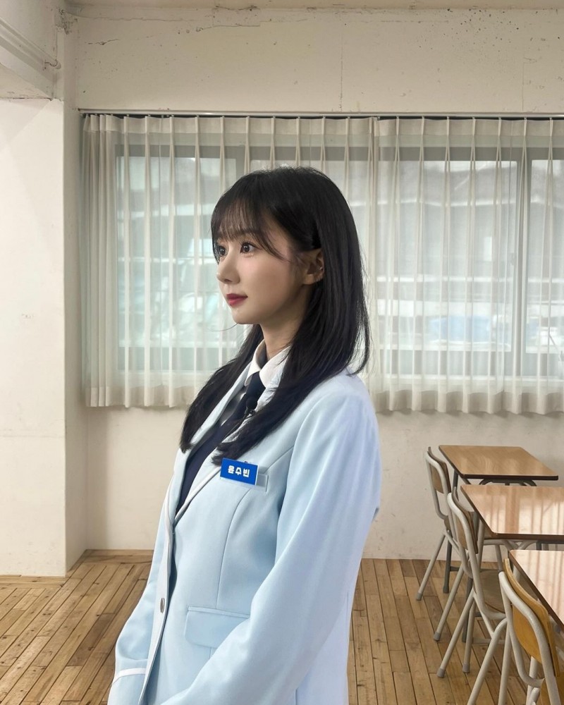 LCK美女主持尹秀彬晒活动返图：直接化身女高中生