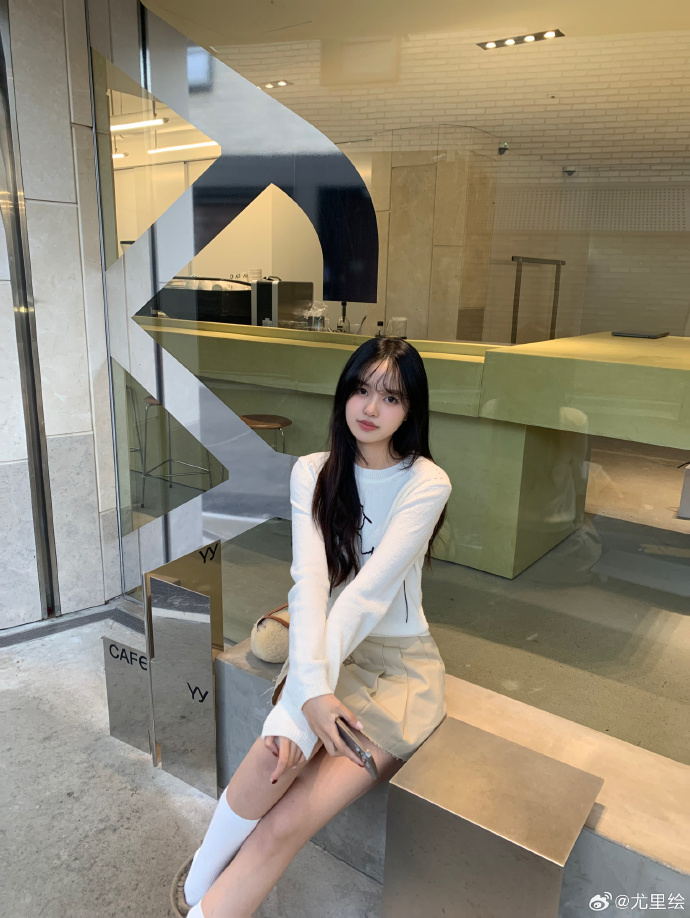 GALA女友快乐游玩韩国:与JKL女友出游 长腿吸睛?太迷人咧