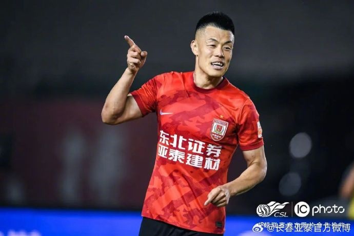 国足鹏城集结备战世预赛 亚泰老将谭龙第14次披上国家队战袍