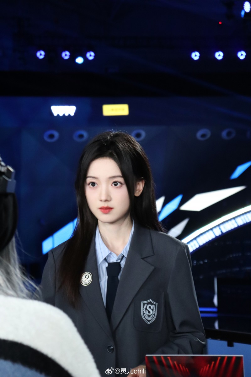 解说灵儿晒照:身着西装制服 长发垂肩 十分温柔!